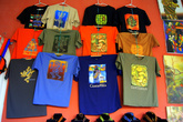 Сувенирные футболки на рынке в Антигуа