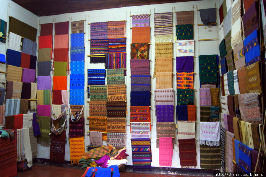 Сувениры в музее гватемальского текстиля в Антигуа Антигуа, Гватемала