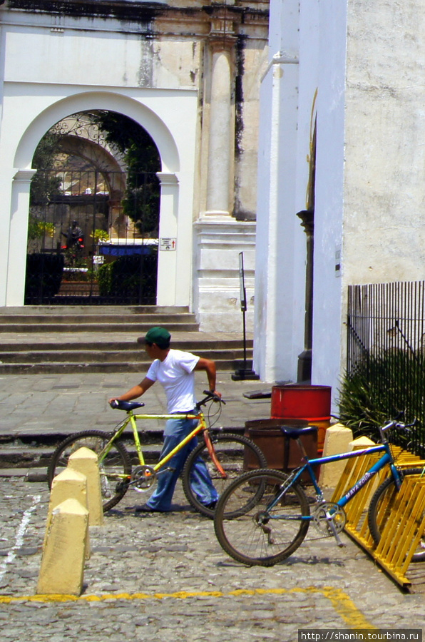 Стоянка велосипедов у собора Святого Франциска в Антигуа Антигуа, Гватемала