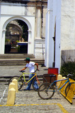 Стоянка велосипедов у собора Святого Франциска в Антигуа