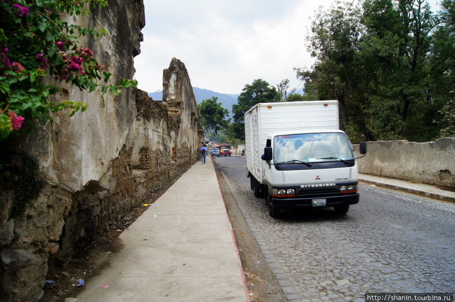 Грузовик и стена монастыря в Антигуа Антигуа, Гватемала