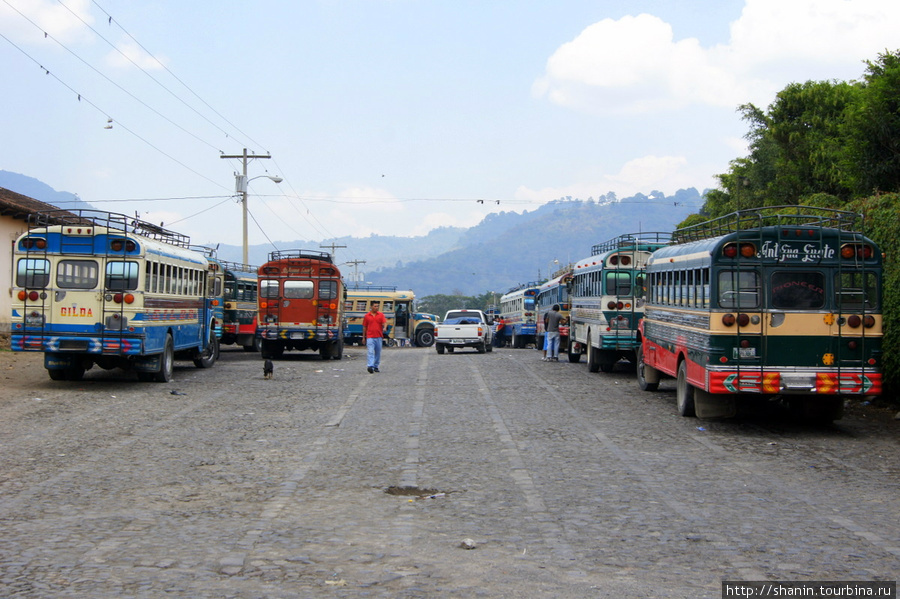 Автобусы на автовокзале Антигуа, Гватемала