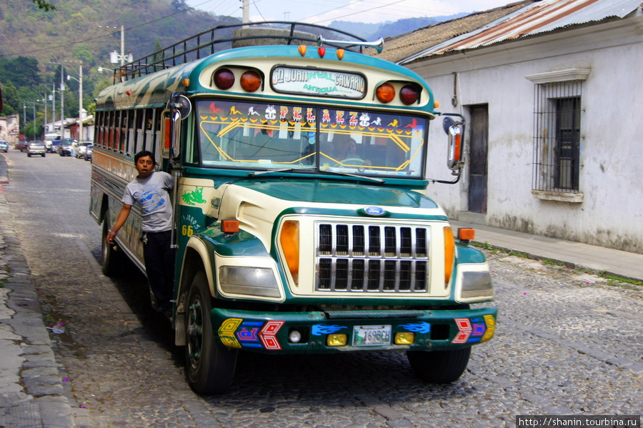Автобус набирает пассажиров прямо на ходу Антигуа, Гватемала