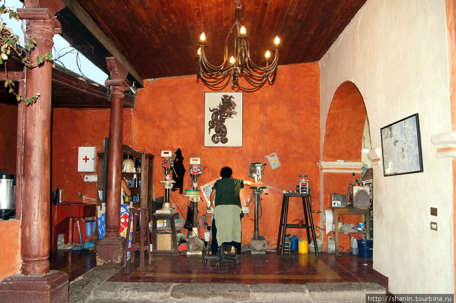 В ювелирном магазине Антигуа, Гватемала