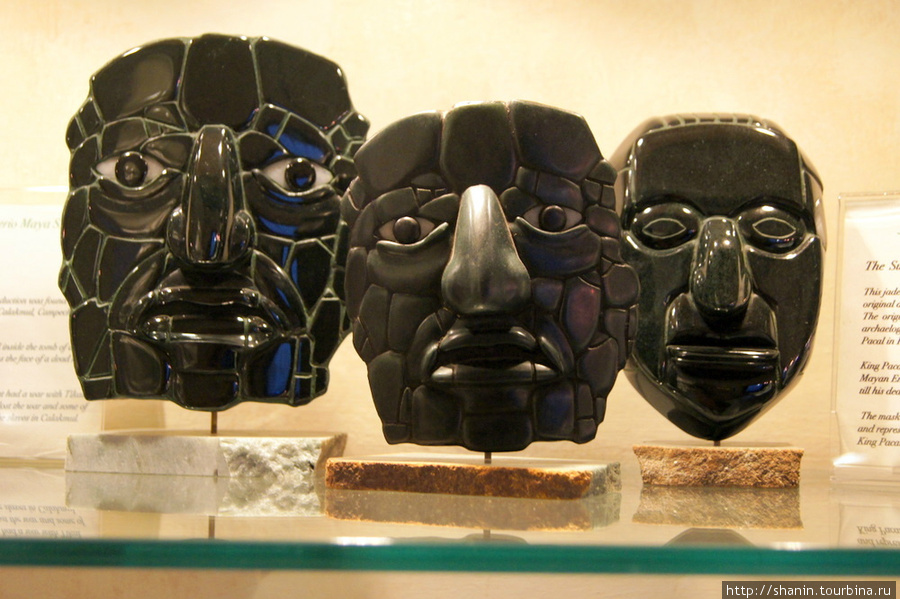 Каменные лица из жадеита — почти как в музее, но продаются Антигуа, Гватемала