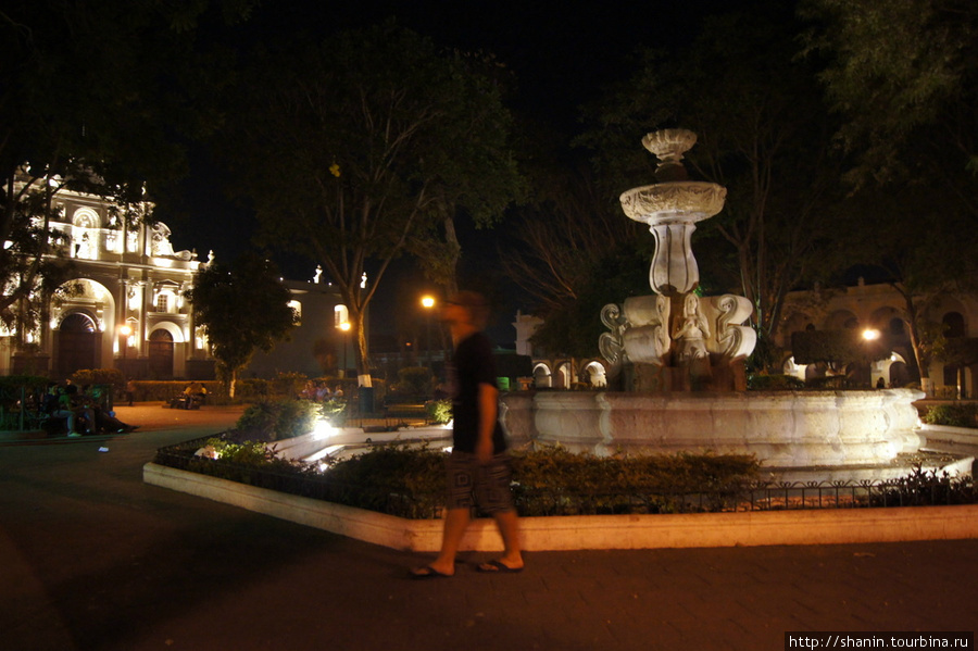 Ночью на центральной площади Антигуа Антигуа, Гватемала