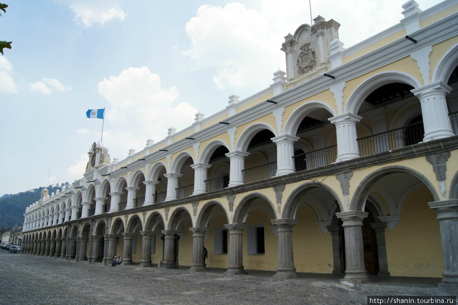 На центральной площади Антигуа стоит Губернаторский дворец Антигуа, Гватемала