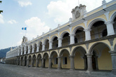 На центральной площади Антигуа стоит Губернаторский дворец