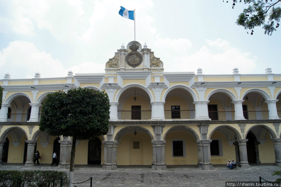 Фасад Большого дворца выходит на площадь Антигуа, Гватемала