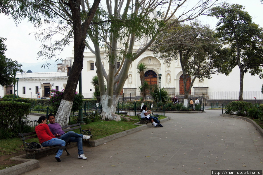 На центральной площади Антигуа Антигуа, Гватемала