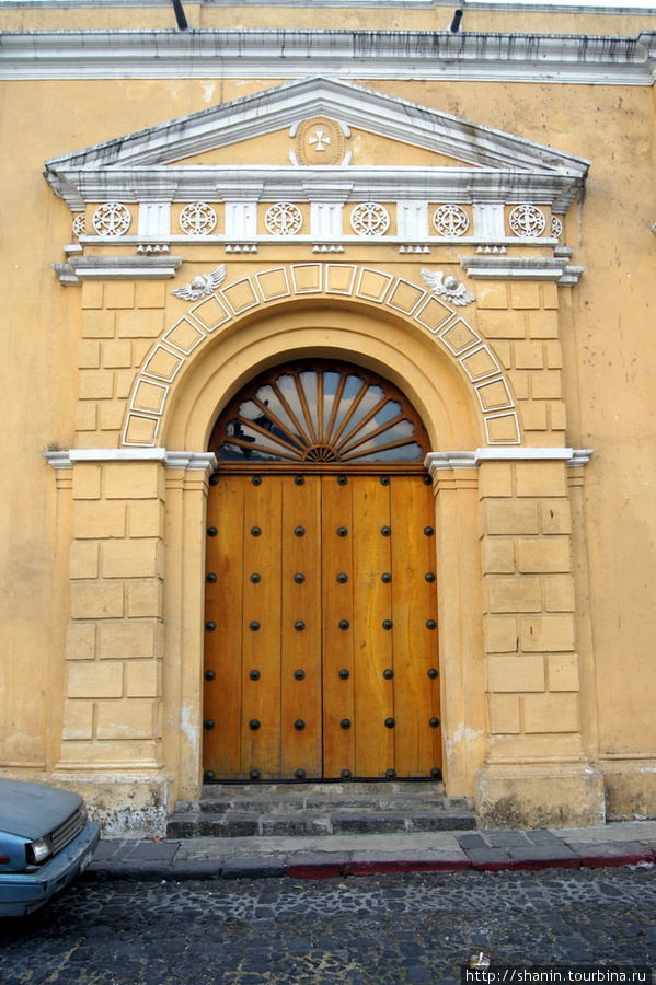 Вход в церковь Святого Петра в Антигуа Антигуа, Гватемала