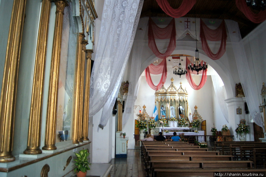 В церкви Святого Петра в Антигуа Антигуа, Гватемала