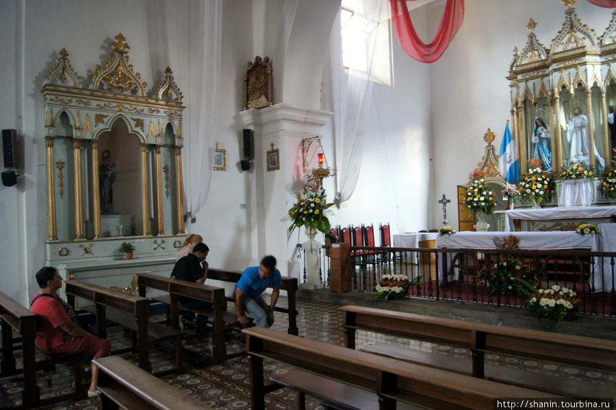 В церкви Святого Петра в Антигуа Антигуа, Гватемала