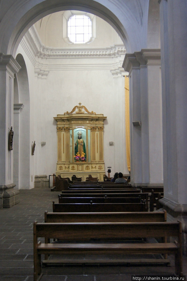 В церкви Ла Мерсед в Антигуа Антигуа, Гватемала
