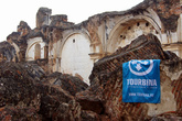 Флаг Турбины на руинах церкви Ла Реколексион
