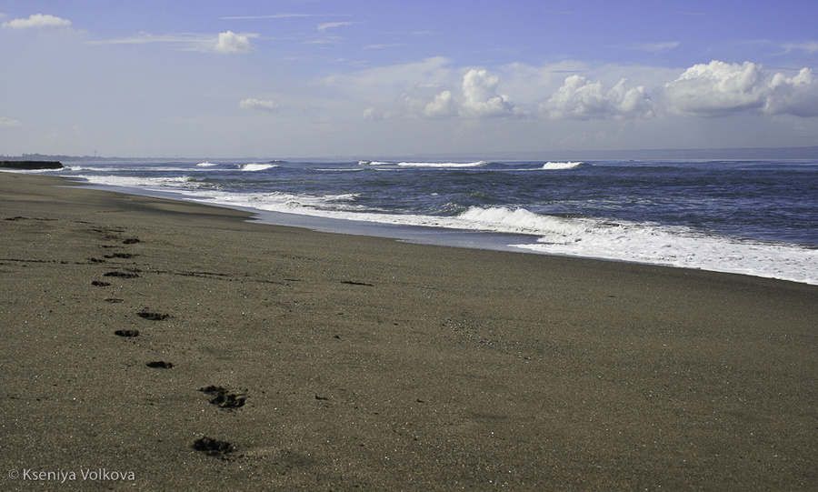 Черные пески балийских пляжей Бали, Индонезия
