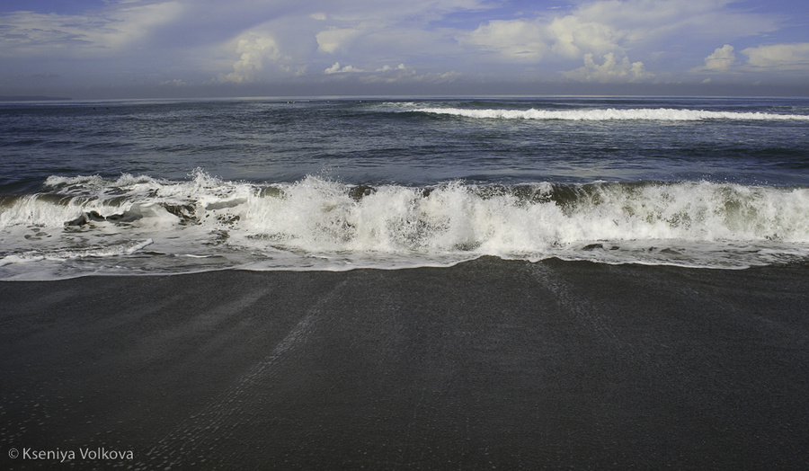 Черные пески балийских пляжей Бали, Индонезия