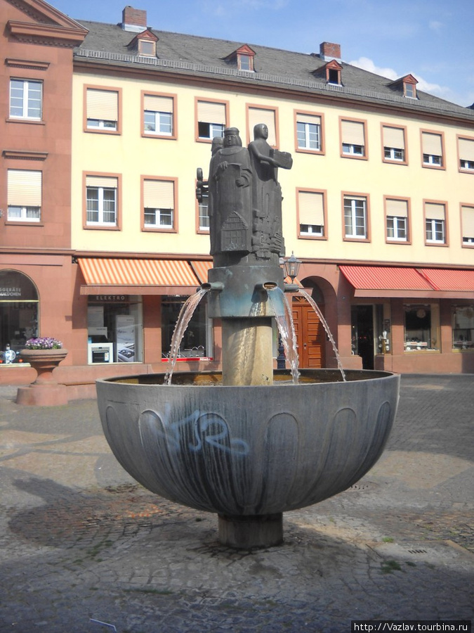 Памятник с фонтаном Майнц, Германия