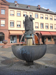 Памятник с фонтаном