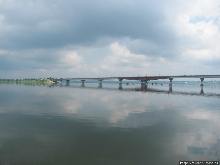 Длина Варваровского моста над водой 750 метров,а с насыпными сооружениями около двух километров.Ширина моста около 16 метров. Николаев, Украина