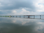 Длина Варваровского моста над водой 750 метров,а с насыпными сооружениями около двух километров.Ширина моста около 16 метров.