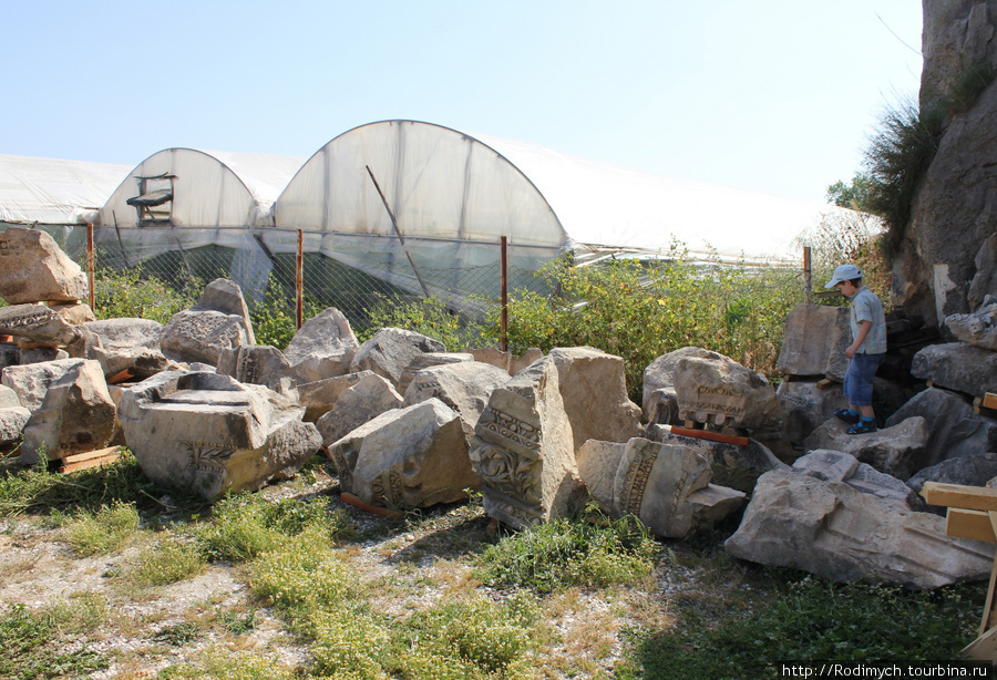 История и современность. В 10 метрах от некрополя растут помидоры Демре, Турция