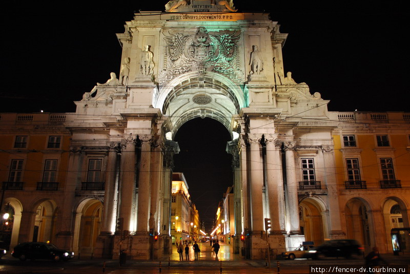 Вход на площадь из старого города через роскошную арку Лиссабон, Португалия