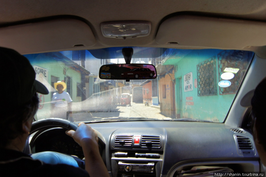 До начала тропы можно доехать на такси — чтобы не идти вверх по крутой дороге Сан-Педро-ла-Лагуна, Гватемала