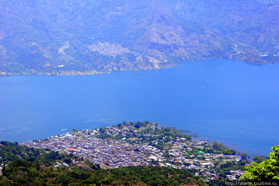 Вид со склона вулкана на поселок Сан Педро Сан-Педро-ла-Лагуна, Гватемала