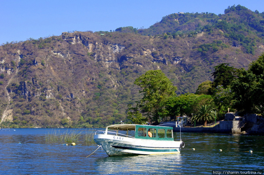 Берег озера Атитлан в Панахачеле Панахачель, Гватемала
