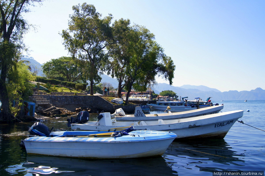 Лодки у берега Панахачель, Гватемала