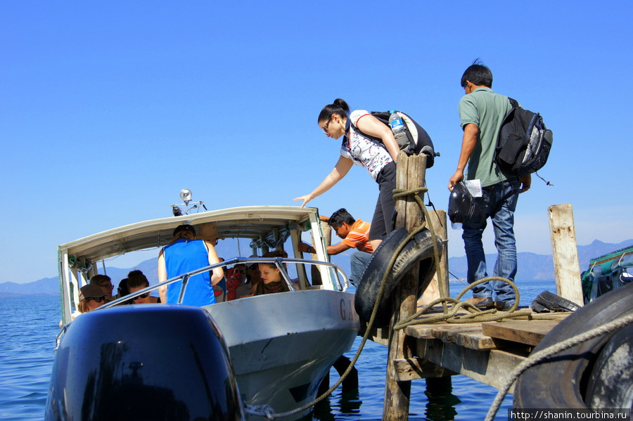 Идет посадка на лодку Панахачель, Гватемала