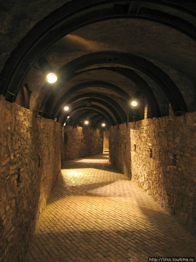 Проход к лифту в новом городе организован через тоннель, начинающийся на via Vittorio Meoni Колле-ди-Вал-д'Элса, Италия