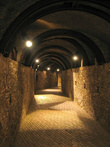 Проход к лифту в новом городе организован через тоннель, начинающийся на via Vittorio Meoni
