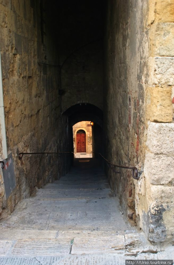 Переулок-тоннель Колле-ди-Вал-д'Элса, Италия