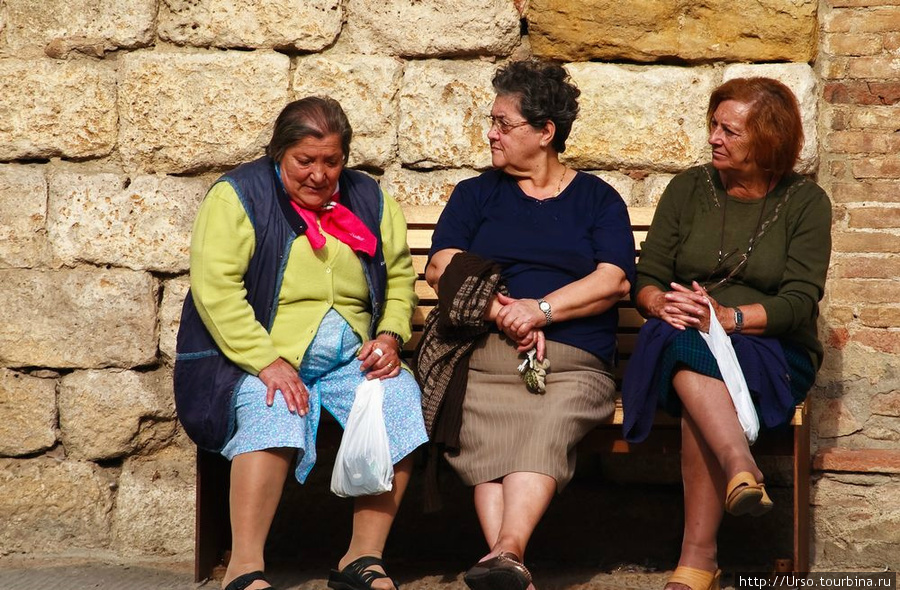 Местные бабушки, как и у нас, сидят на скамеечке и наверняка обсуждают что-то важное Колле-ди-Вал-д'Элса, Италия