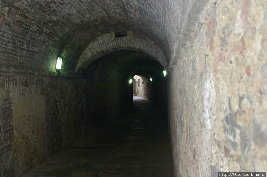 Улица-тоннель, наверху — дома. Колле-ди-Вал-д'Элса, Италия