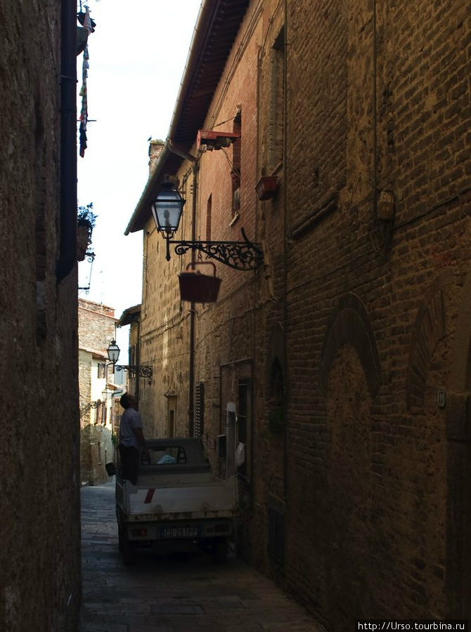 Старинные дома с узкими лестницами вынуждают затаскивать стройматериалы для ремонта через окна. Колле-ди-Вал-д'Элса, Италия