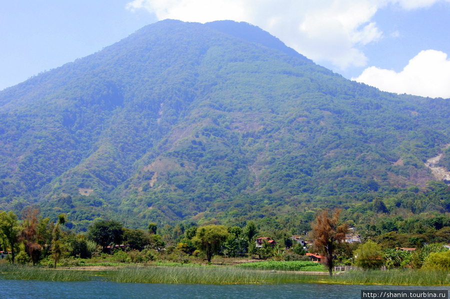 Вулкан на берегу озера Атитлан Сан-Педро-ла-Лагуна, Гватемала