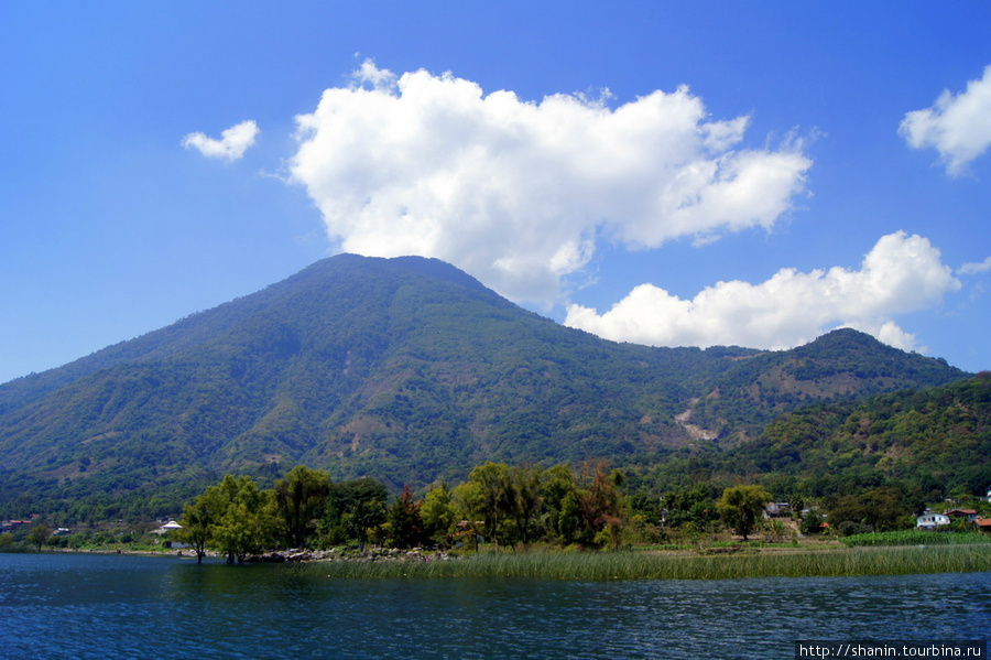 На берегу озера Атитлан много вулканов Сан-Педро-ла-Лагуна, Гватемала