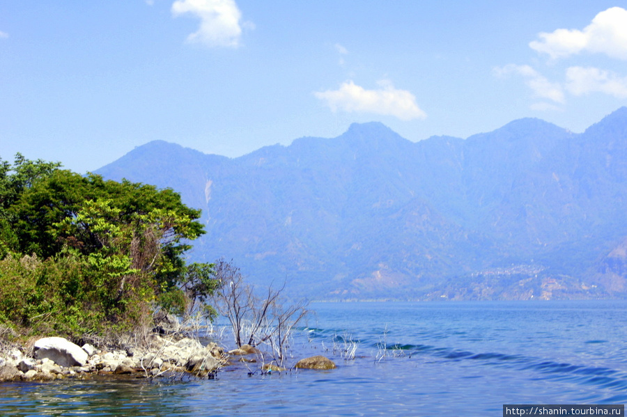 На озере Атитлан Сан-Педро-ла-Лагуна, Гватемала