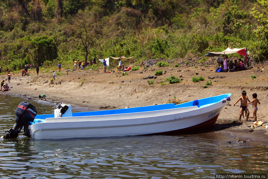 Лодка у берега Сан-Педро-ла-Лагуна, Гватемала