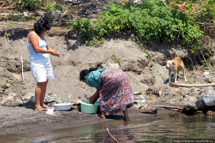 И купаются и стирают — вода-то пресная! Сан-Педро-ла-Лагуна, Гватемала