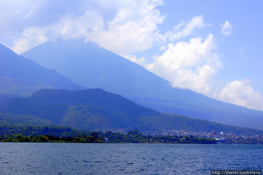 Вулканы на берегу озера Атитлан Сан-Педро-ла-Лагуна, Гватемала
