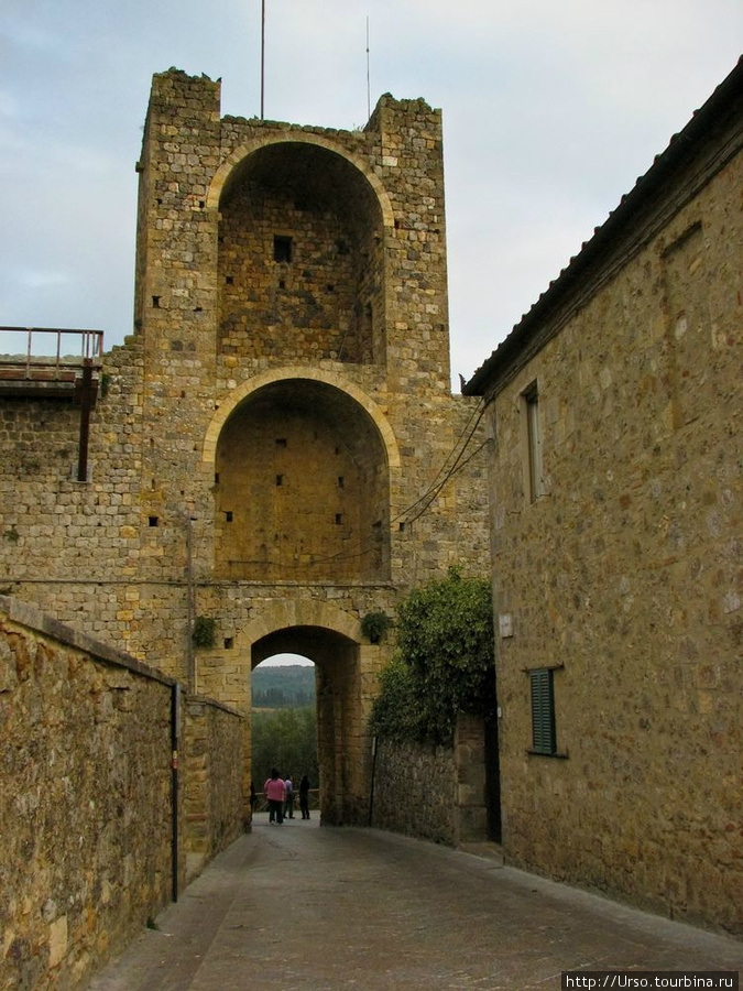 Городские ворота (Porta Romea o di Levante) Монтериджони, Италия