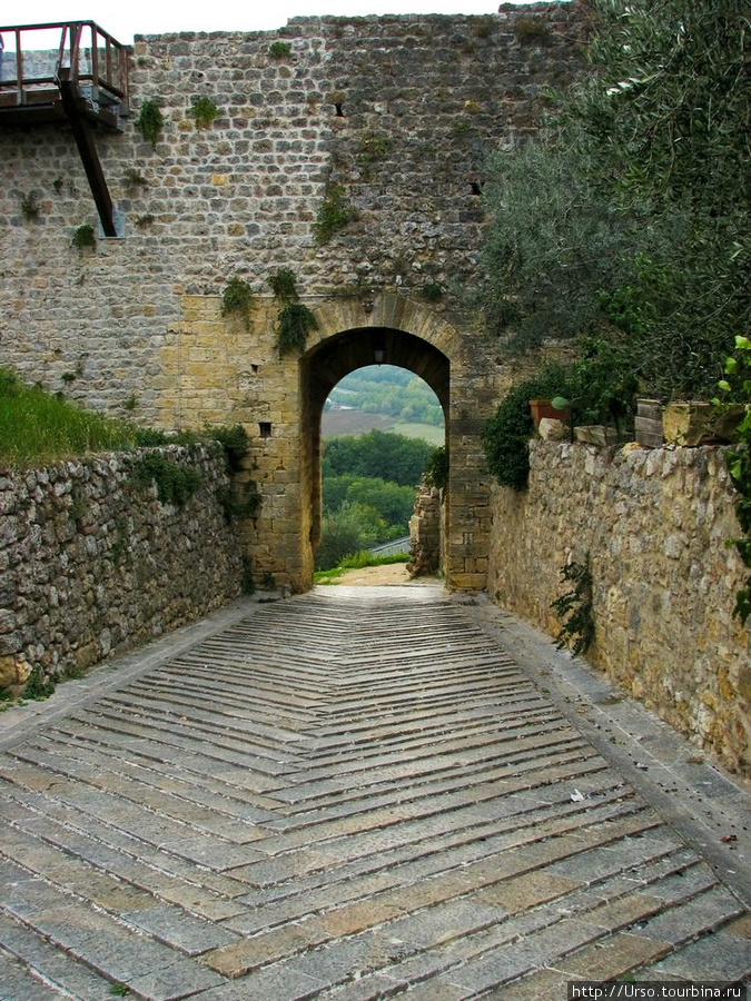 Вторые ворота (Porta di Ponente), город закончился Монтериджони, Италия