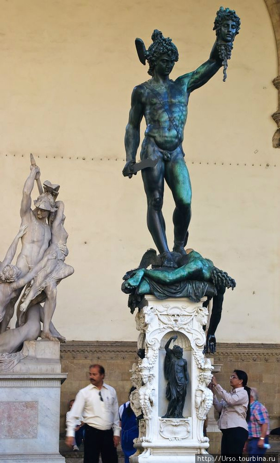 Персей Челлини. Единственный оригинал, стоящий под открытым небом. Флоренция, Италия