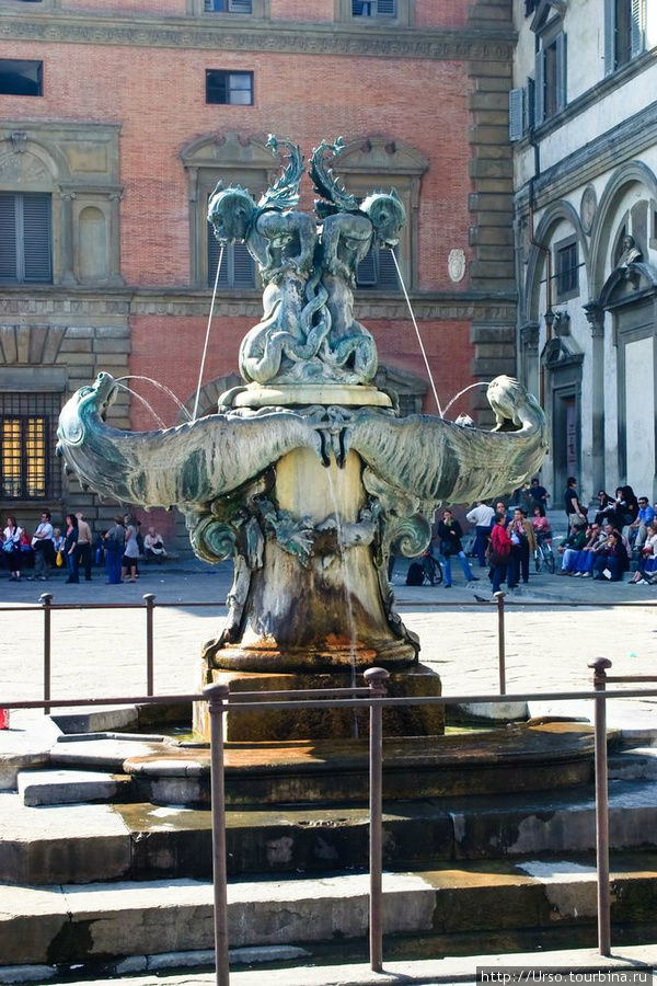 Фонтан на площади Сантиссима-Аннунциата (Piazza della Santissima Annunziata) Флоренция, Италия