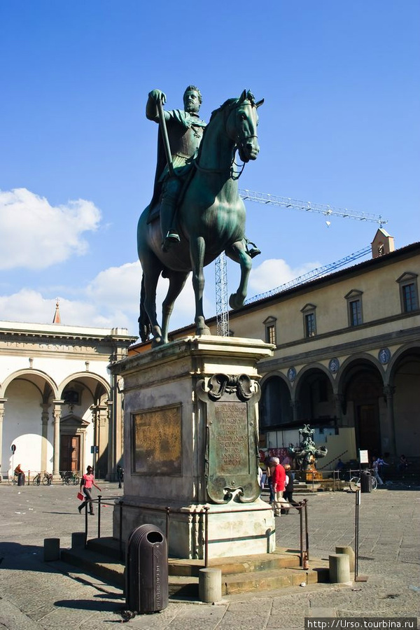 Памятник Фердинанду I, на той же площади Флоренция, Италия