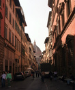 Via dei Servi. Впереди уже виден купол главного собора Флоренции — Cattedrale di Santa Maria del Fiore
